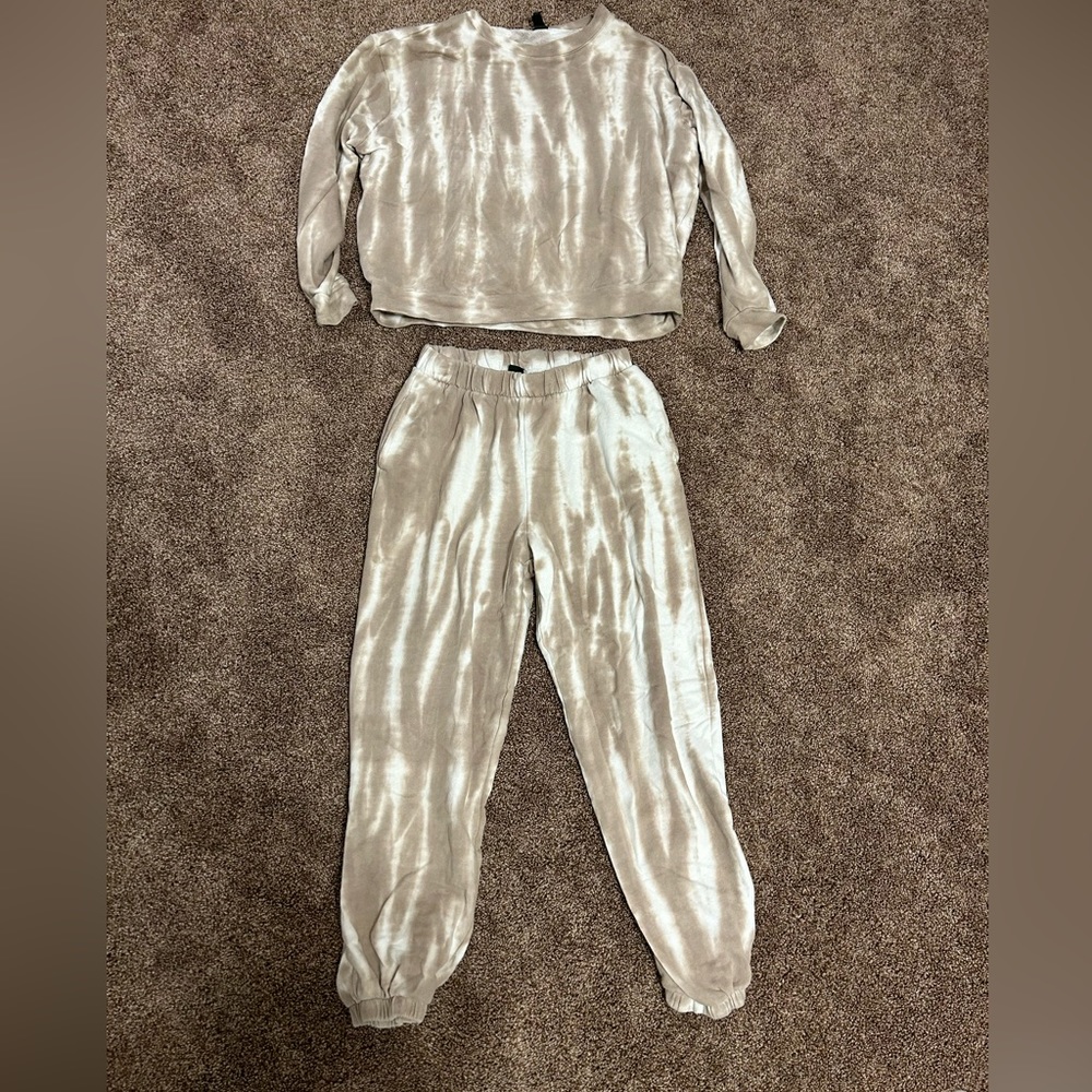Tan/ White Sweat Set!